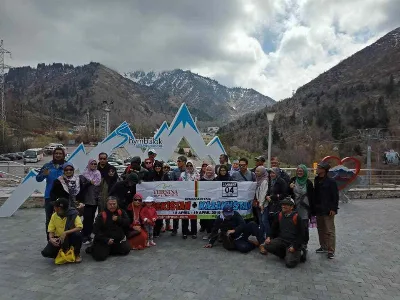 Группа в горном ущелье под Алматы